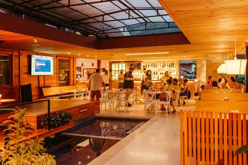 Wing Snob franchise restaurant interior